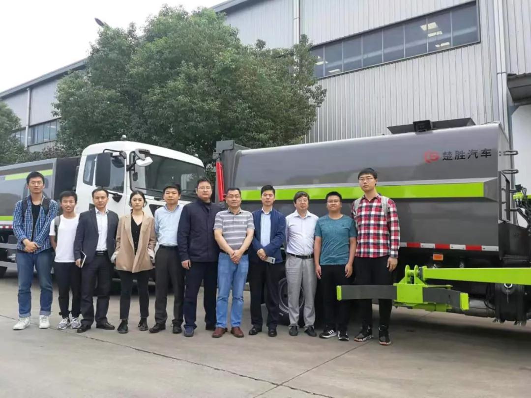 驚艷！“智能機(jī)械臂”自裝卸式垃圾車震撼問世